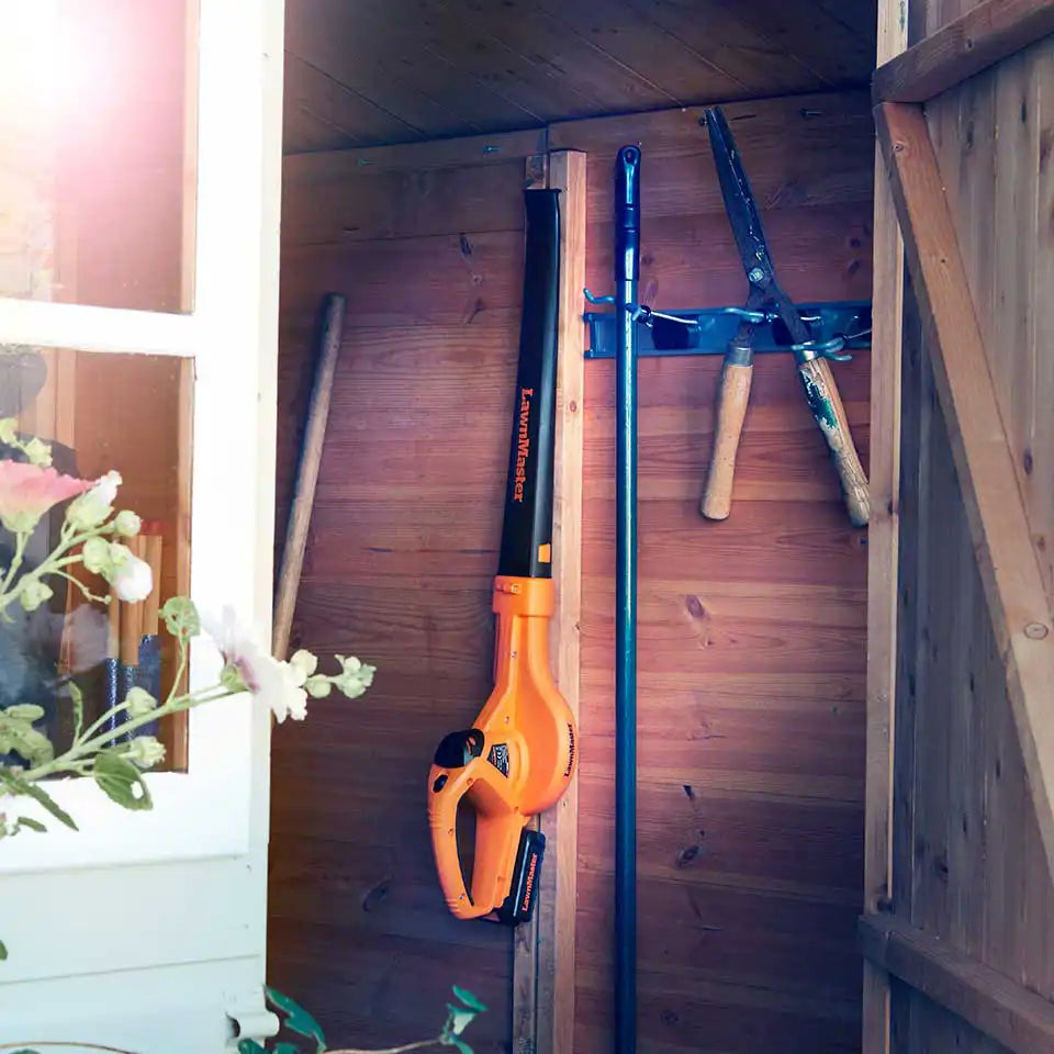 LawnMaster 24V Cordless Garden Blower wird mit dem Aufbewahrungshaken verstaut