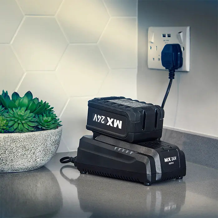 LawnMaster MX24V Schnellladegerät in einer britischen Küche