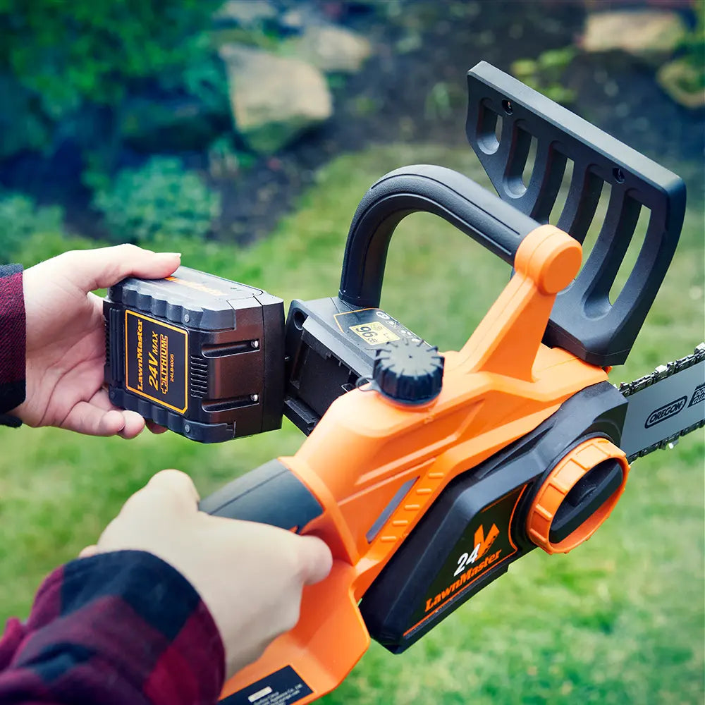 LawnMaster MX 24V Li-ion 4.0Ah Akku in einer Kettensäge