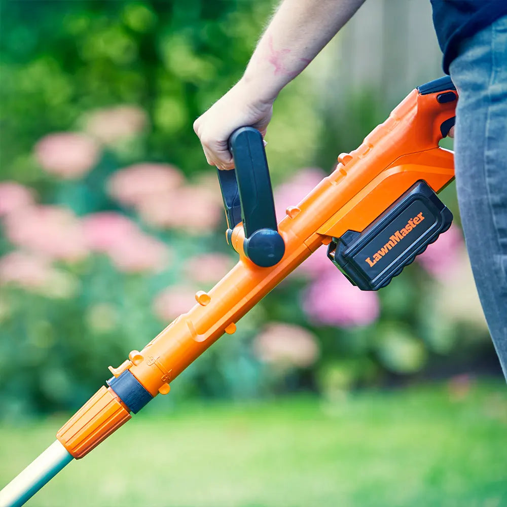 LawnMaster Cordless Grass Trimmer 24V CLGT2425S-03 Griff wird verwendet
