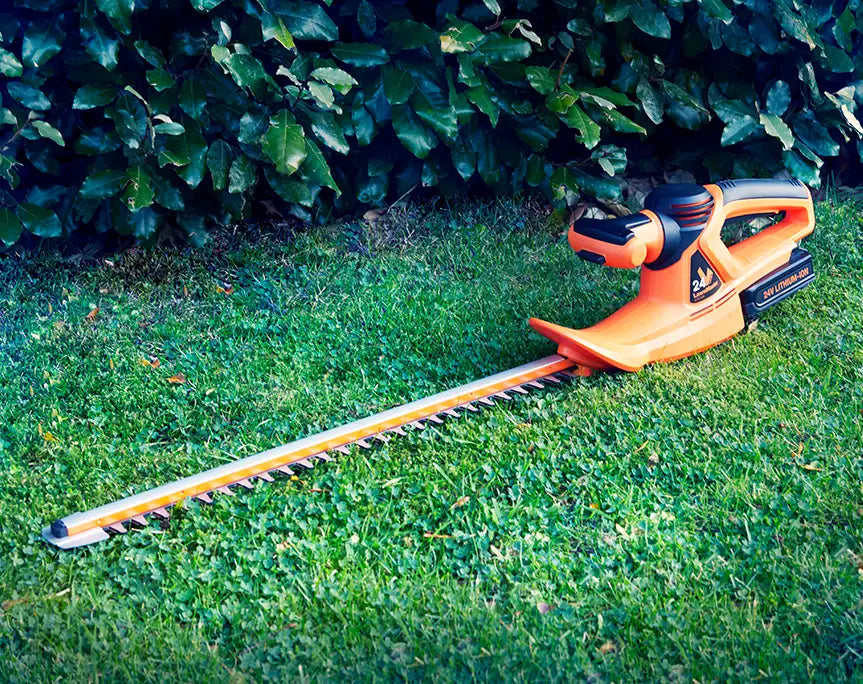 MX 24V Akku-Trimmer mit 2 Jahren Garantie in einem britischen Garten