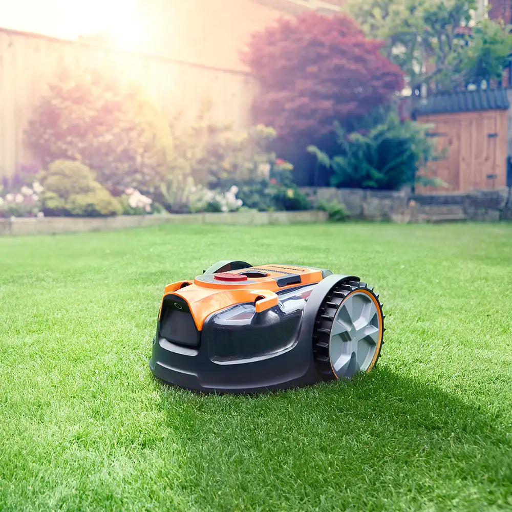 Rasenmähroboter Drop and Mow OcuMow Range von LawnMaster in einem kleinen Garten in Großbritannien