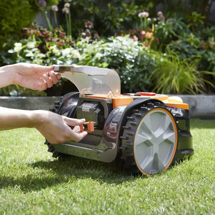 LawnMster OcuMow Vbrm16 Plus Robotermäher Sicherheitsschlüssel wird eingesteckt