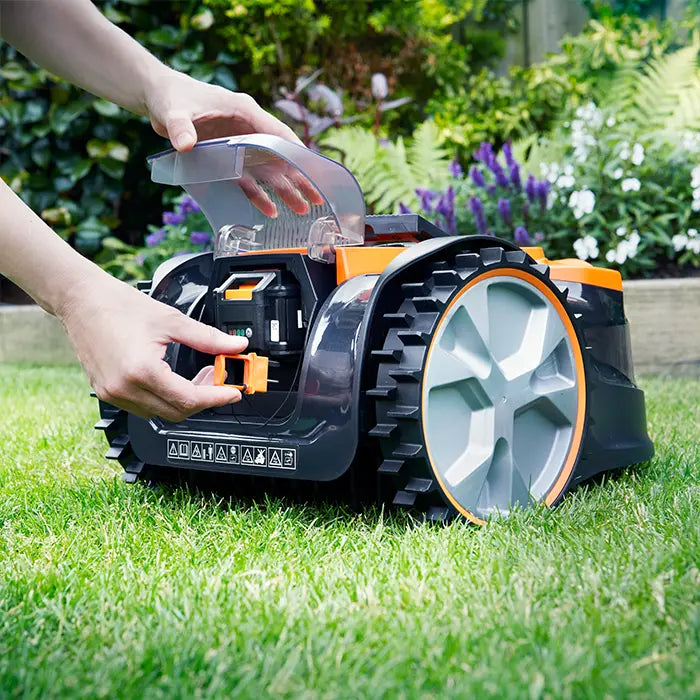 LawnMster OcuMow Vbrm16 Mähroboter Sicherheitsschlüssel wird eingesteckt