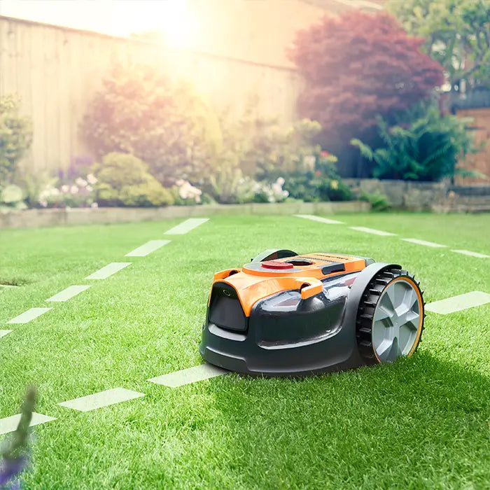 LawnMaster Robot OcuMow Mäher in einem britischen Garten