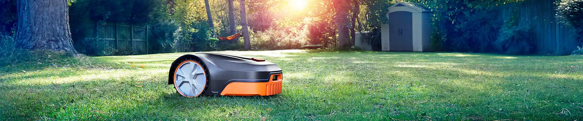 LawnMaster L10 Rasenmähroboter auf großem Rasen in Großbritannien