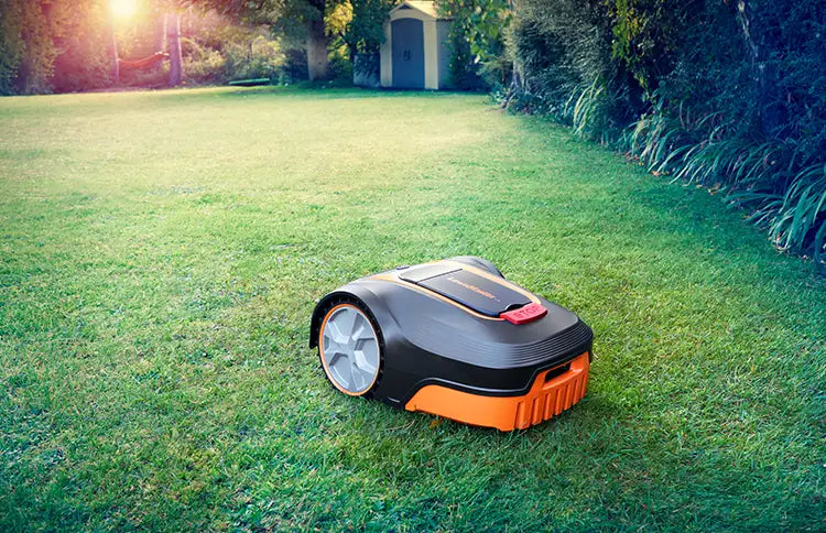 LawnMaster L12 Rasenmähroboter auf großem Rasen in Großbritannien