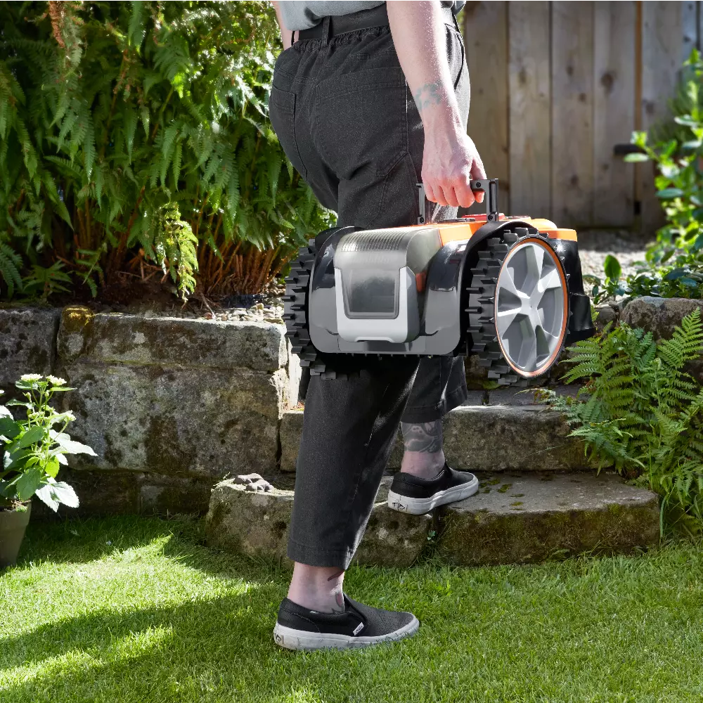 OcuMow 16 VBRM16 Plus Drop and Mow Mähroboter mit Griff getragen