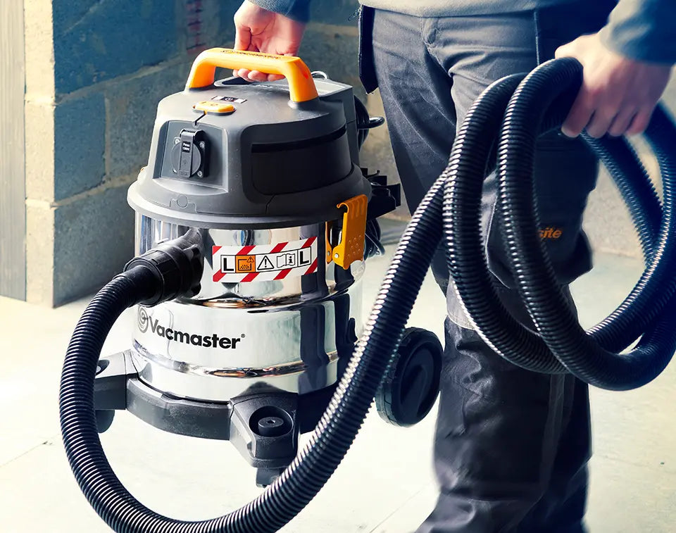 l class vacmaster 20 liter staubsauger wird über die baustelle getragen