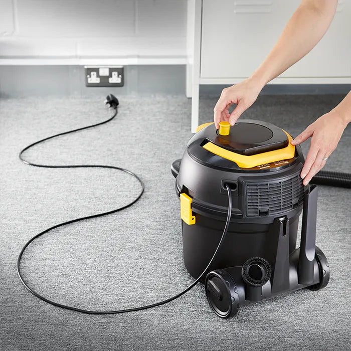 Vacmaster Sylinder Vacuum cable being rewound