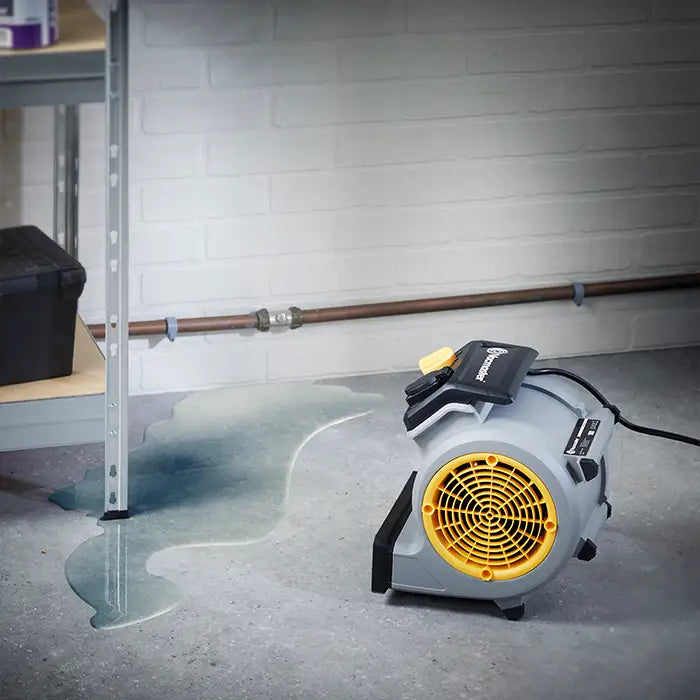 Vacmaster Bodenventilator mit 3 Kippstellungen in einer britischen Garage