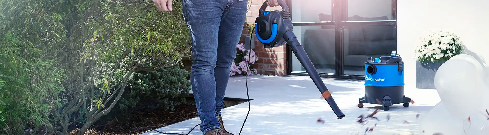 Vacmaster Außenstaubsauger bläst Blätter von der Terrasse