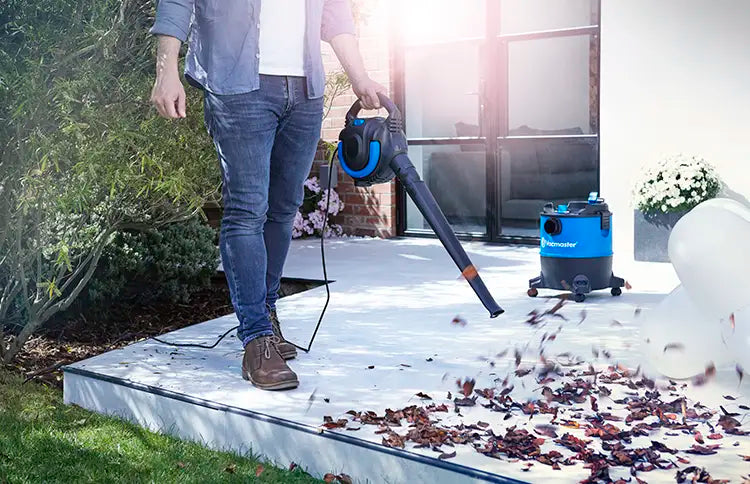 Vacmaster Garden Vacuum bläst Blätter von der Terrasse