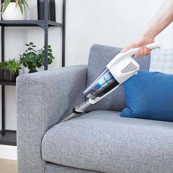 Vacmaster Joey Compact im Einsatz auf UK Sofa
