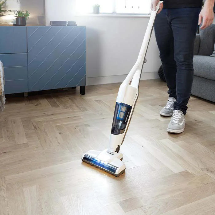 Leichter kabelloser UK-Staubsauger auf einem Hartboden - Vacmaster Joey Compact