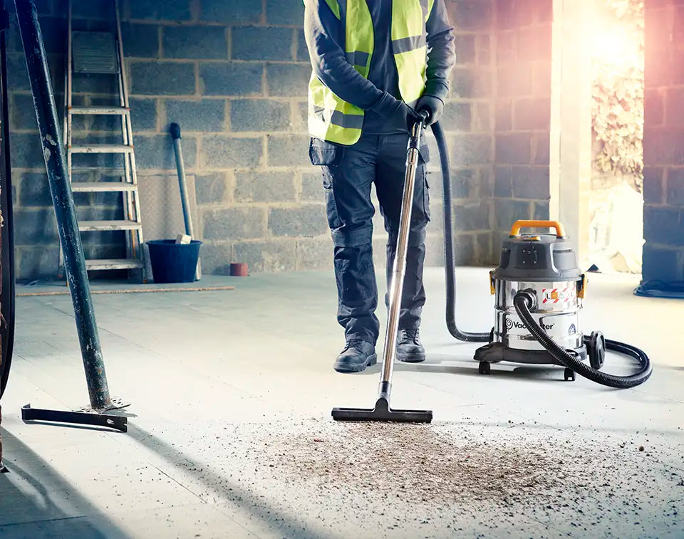 Professioneller Staubsauger Vacamster saugt Bauschutt von der Baustelle
