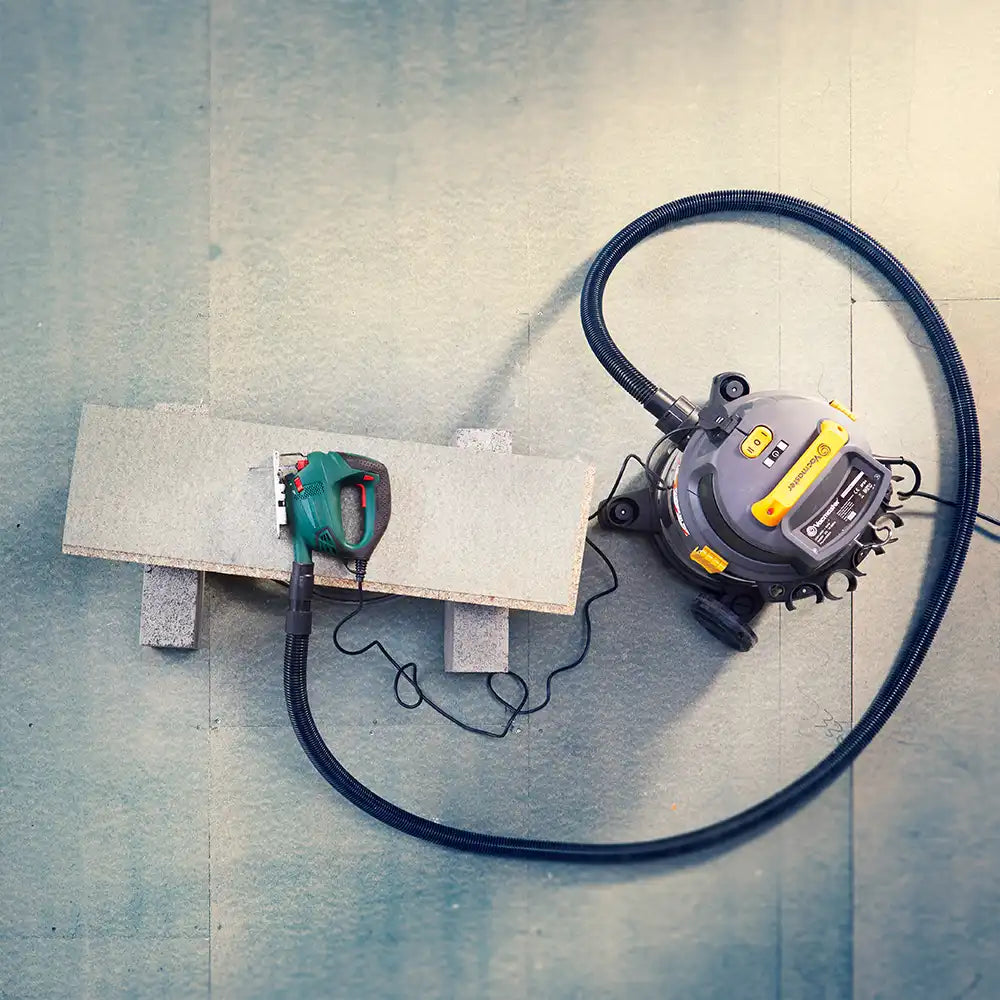 Vacmaster L20 Nass- und Trockenstaubabsauger, angeschlossen an ein Elektrowerkzeug mit Zapfwellenstecker
