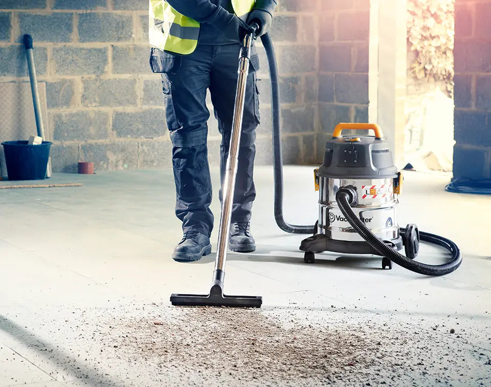vacmaster Nass- und Trockensauger beim Saugen eines großen Bodens auf einer Baustelle