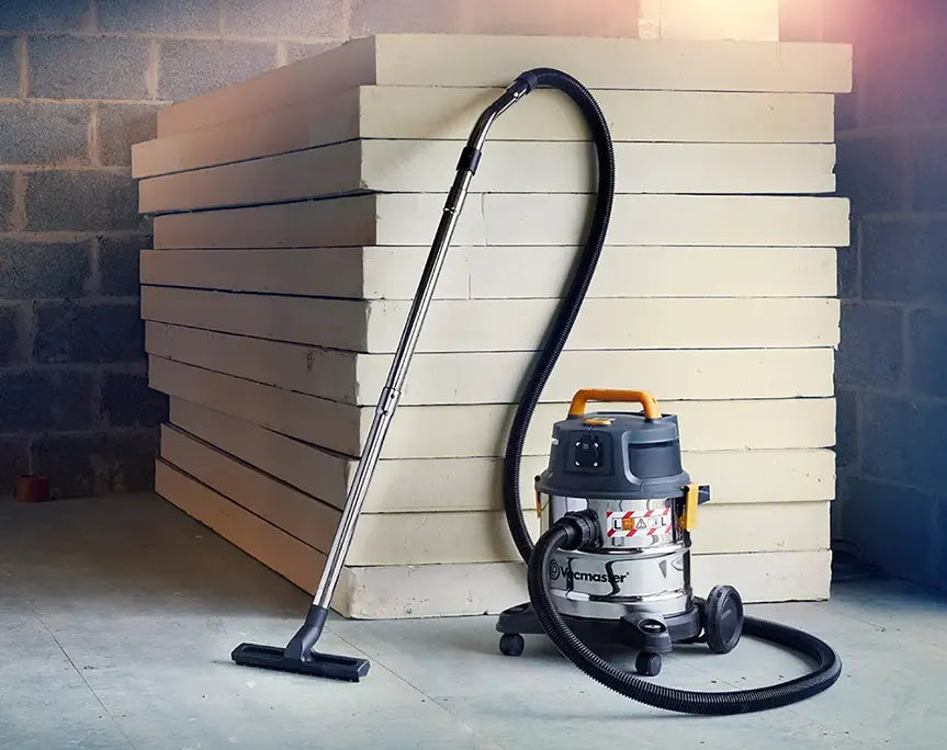 Vacmaster WD L20 Staubabsaugung auf einer Baustelle mit Dämmplatten